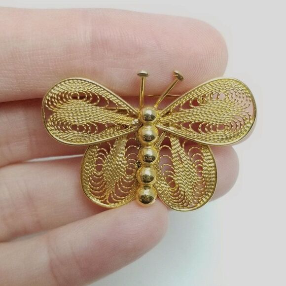 Vintage Gold Tone Butterfly Brooch, Filigree Wire Design, Lightweight Estate - Picture 5 of 6